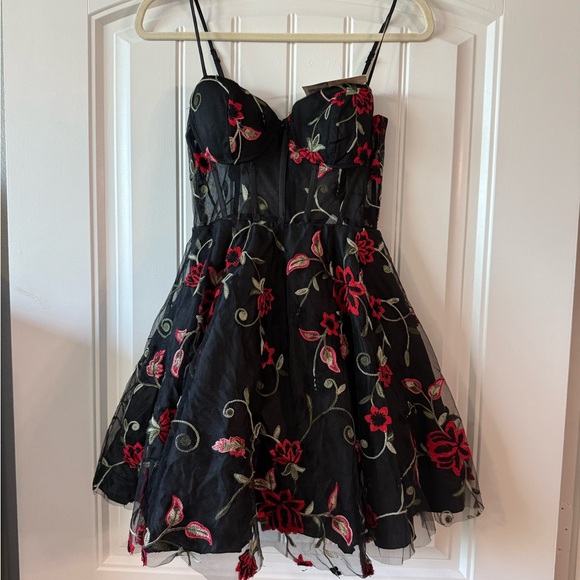 Designers Originals Black and Red Floral Mini Dress - Picture 1 of 5